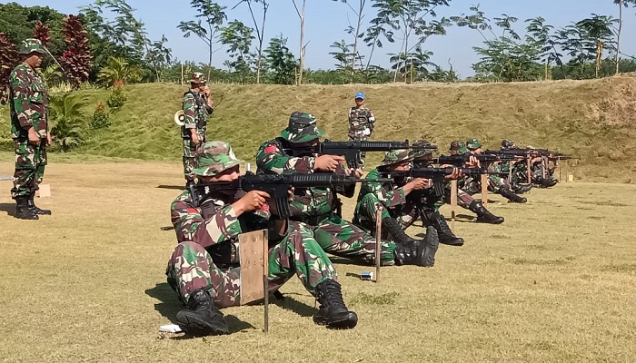 Prajurit Menarmed 1/PY/2-Kostrad gelar latihan menembak senjata ringan. (Foto: Istimewa)