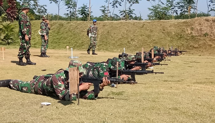 Prajurit Menarmed 1/PY/2-Kostrad gelar latihan menembak senjata ringan. (Foto: Istimewa)