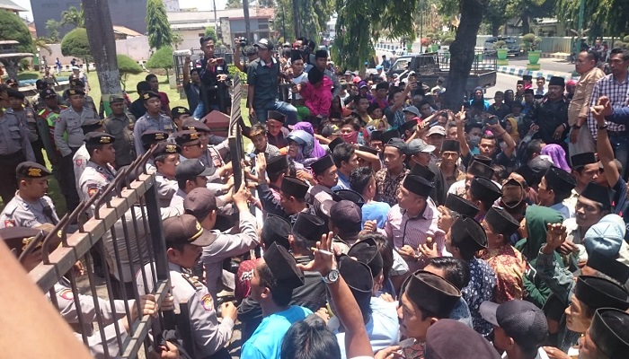 merasa dizhalimi, panitia pilkades, pilkades, ribuan masyarakat, desa juruan laok, gelar demo, dprd sumenep, nusantaranews