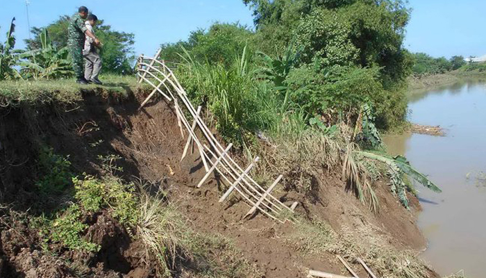 Tebing Bengawan Solo Longsor Warga Diminta Berhati-Hati (Foto Merdeka).