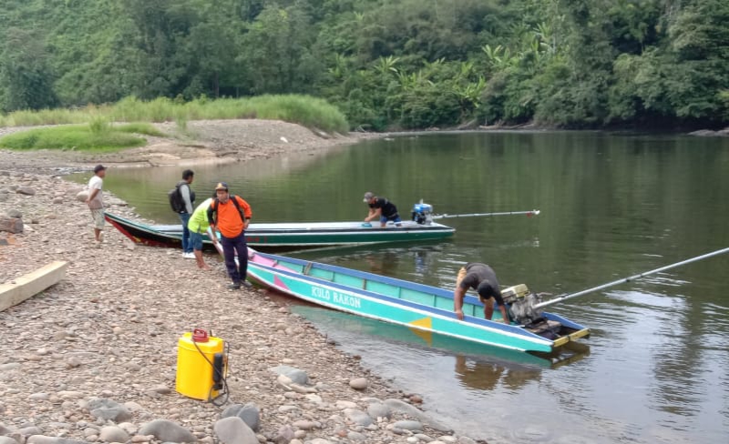 Tim dari Dishub Nunukan saat mengunjungi Lumbis Ogong