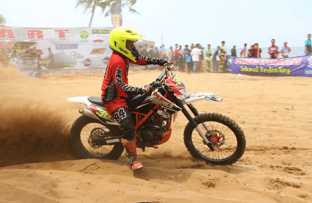 Salah satu peserta saat mengikuti kegiatan Grass Track Championship 2019 di Pantai Slopeng, Sumenep, Madura, Jawa Timur. (Foto: Danial Kafi/NUSANTARANEWS.CO)