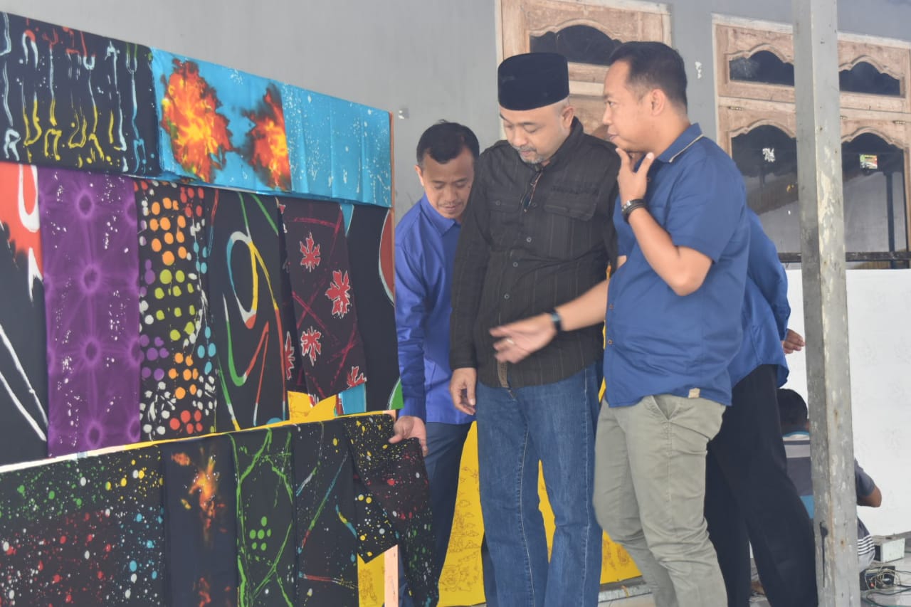 Legislator Partai Nasdem yang juga anggota Komisi B DPRD Jawa Timur, Mirza Ananta mengapresiasi pengembangan usaha kecil menengah Batik Ciprat Karangpatihan.