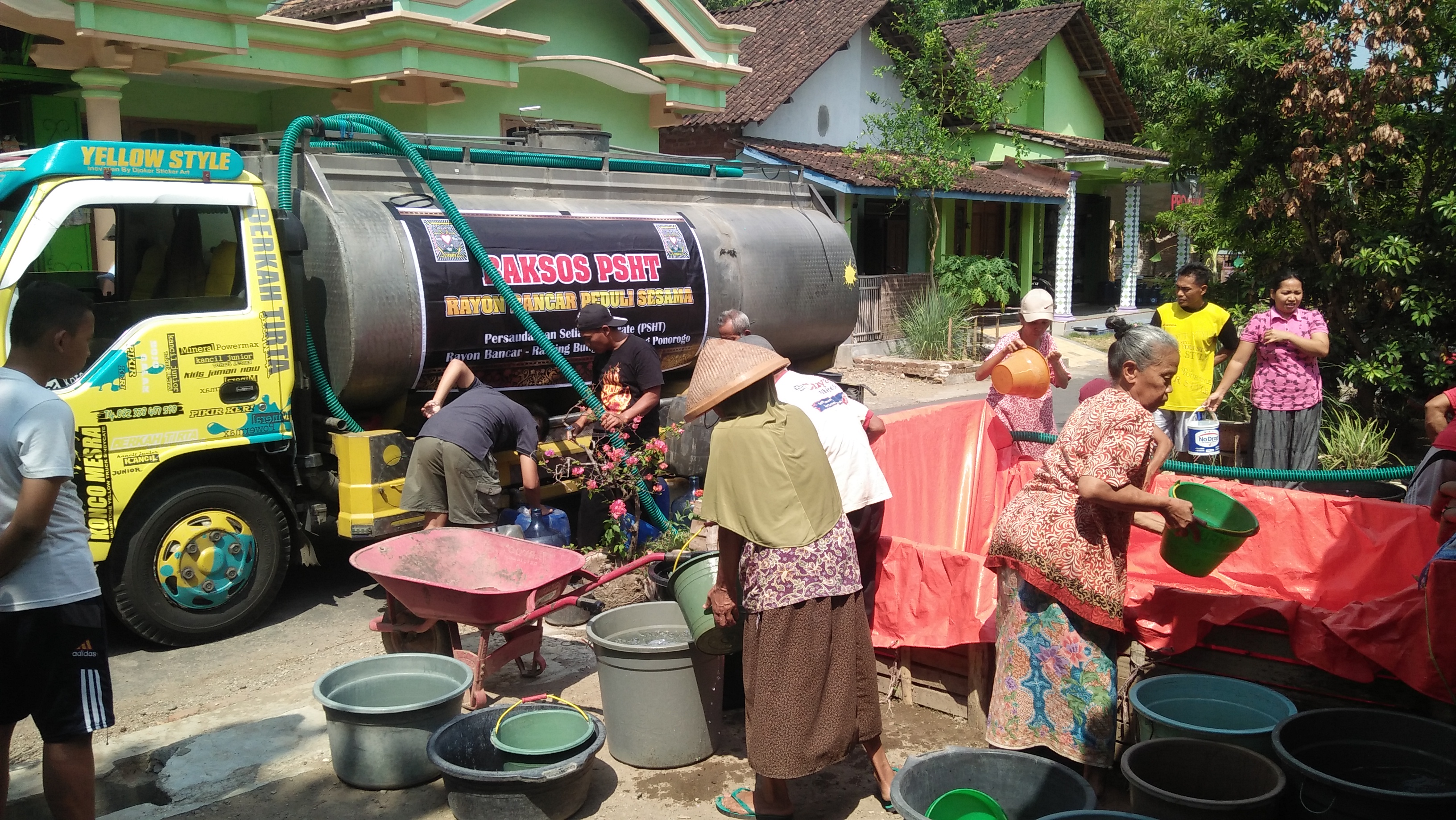 Kurang Satu Jam, Satu Tangki Air Bersih Bantuan PSHT Rayon Bancar Diserbu Warga Desa Bungu 