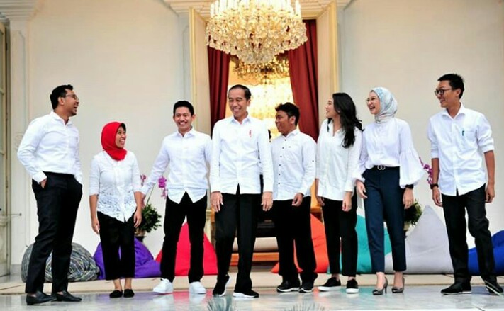 Jokowi mengenalkan staf khusus di Istana Kepresidenan, Jakarta, Kamis (21/11).