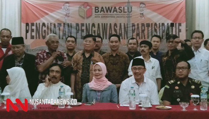 Ketua Bawaslu Jakarta Pusat Halman Muhdar Foto Bersama Dengan Para Pembicara Diskusi Dan Tamu Diskusi Bertajuk Penguatan Pengawasan Partisipatif di Kawasan Kemayoran Selasa 26 November 2019. (Foto: Adhon/NUSANTARANEWS.CO)