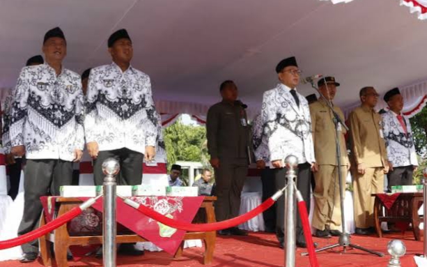 Bupati Sumenep saat menjadi pembina upaca di Apel Hari Guru Nasional 2019 di Sumenep Madura 