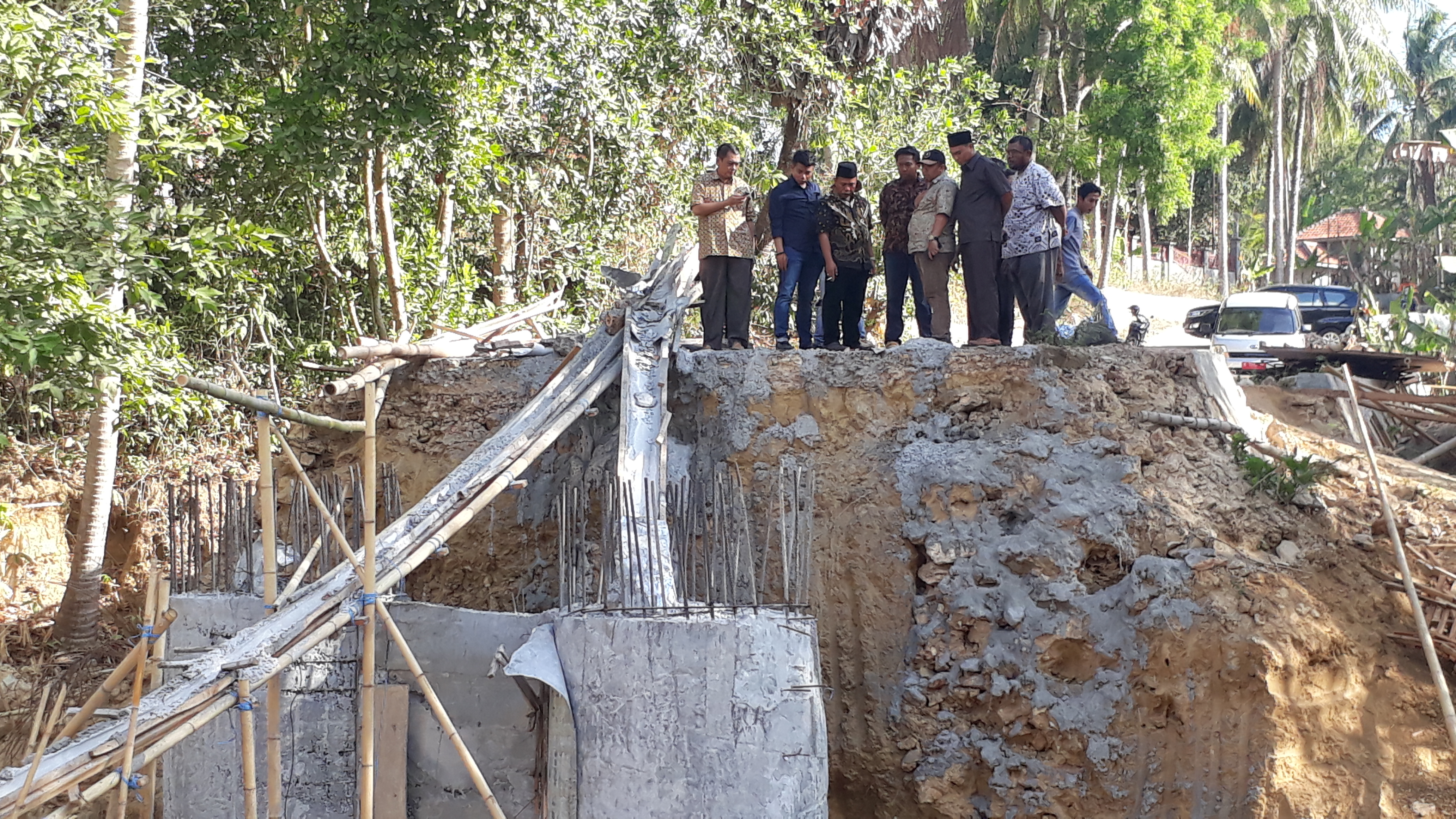 Komisi III DPRD Sumenep saat sidak di lokasi jembatan di Desa Pakamban Daya Kecamatan Pragaan