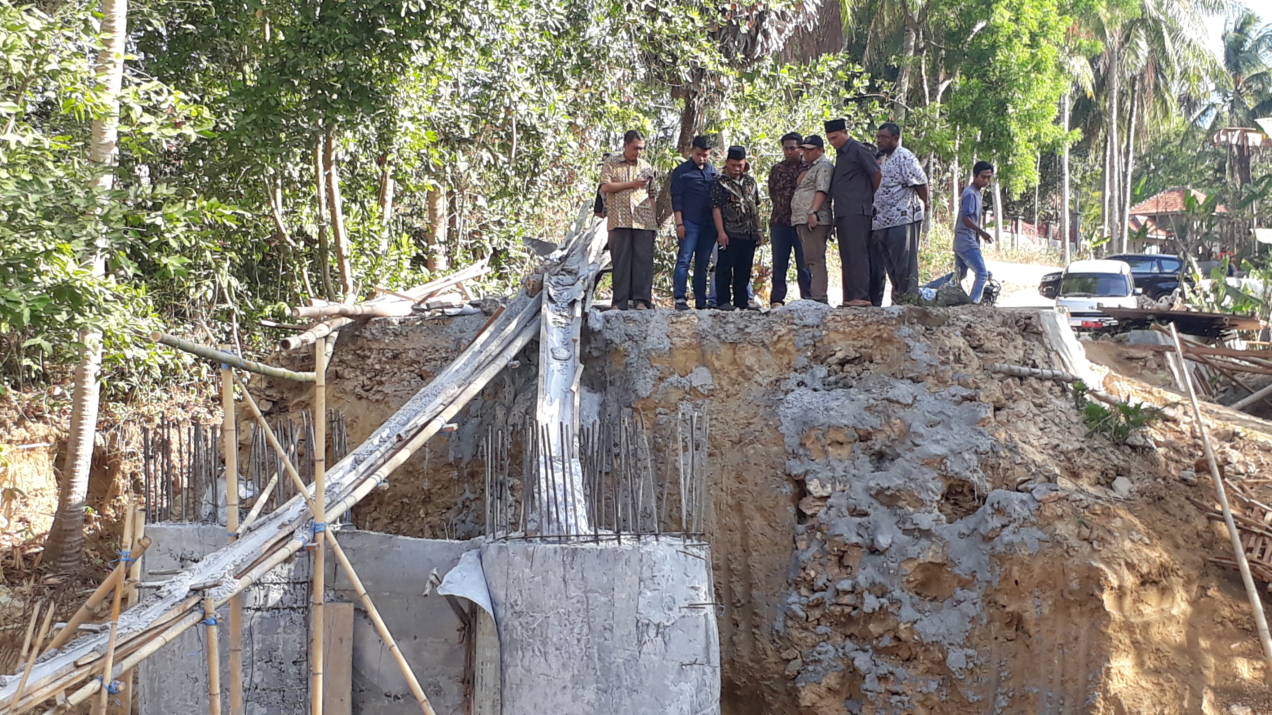 Komisi III DPRD Kabupaten Sumenep bersama rombongan melakukan inspeksi mendadak (Sidak) ke lokasi proyek jembatan di Desa Pakamban Daya Kecamatan Pragaan Kabupaten Sumenep, Jumat 6 Desember 2019.