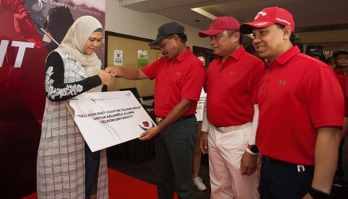 Menteri Komunikasi dan Informatika RI Johnny G. Plate (kedua dari kiri) disaksikan Direktur Utama Telkom Ririek Adriansyah (kedua dari kanan) dan Direktur Human Capital Management Telkom Edi Witjara (paling kanan) menyerahkan simbolis bantuan sebagai tali asih untuk keluarga alumni dari Forum Alumni Universitas Telkom (FAST) Chapter TelkomGroup dalam acara Charity Golf Tournament di Royale Jakarta Golf Club, Minggu (1/12). 