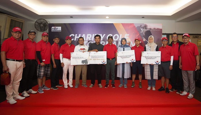 Menteri Komunikasi dan Informatika RI Johnny G. Plate (ketujuh dari kanan), Direktur Utama Telkom Ririek Adriansyah (kelima dari kiri), Direktur Human Capital Management Telkom Edi Witjara (kelima dari kanan), Direktur Enterprise & Business Service Telkom Bogi Witjaksono (kedua dari kanan), Direktur Digital Business Telkom Faizal R. Djoemadi (ketiga dari kanan), Direktur Network & IT Solution Telkom Zulhelfi Abidin (keempat dari kiri) serta para anggota Forum Alumni Universitas Telkom (FAST) Chapter TelkomGroup berfoto bersama dengan penerima simbolis bantuan dalam acara Charity Golf Tournament di Royale Jakarta Golf Club, Minggu (1/12). 