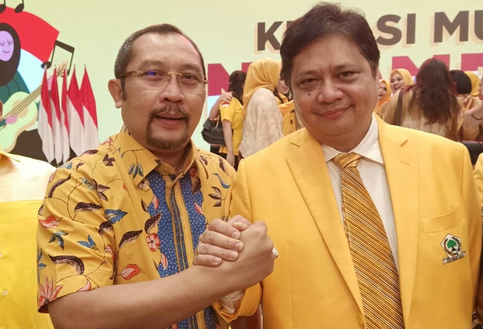 Ketum Golkar Airlangga Hartarto dan Sekretaris DPD Golkar Jatim Sahat Tua Simanjuntak. (Foto: Setya W/NUSANTARANEWS.CO)