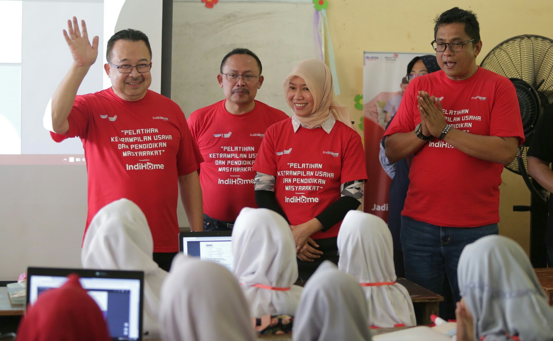 Komisaris Utama Telkom Rhenald Kasali (paling kiri) bersama Direktur Consumer Service Telkom Siti Choiriana (kedua dari kanan), Vice President Marketing Management Telkom Aulia E. Marinto (paling kanan) dan Operating Vice President Consumer Fulfillment Sujito (kedua dari kiri) menyapa siswa Sekolah Dasar yang sedang mengikuti pelatihan internet dasar dalam program pelatihan keterampilan usaha dan pendidikan masyarakat “IndiHome untuk Indonesia” di Desa Wukirsari, Bantul, Yogyakarta, Senin (9/12).