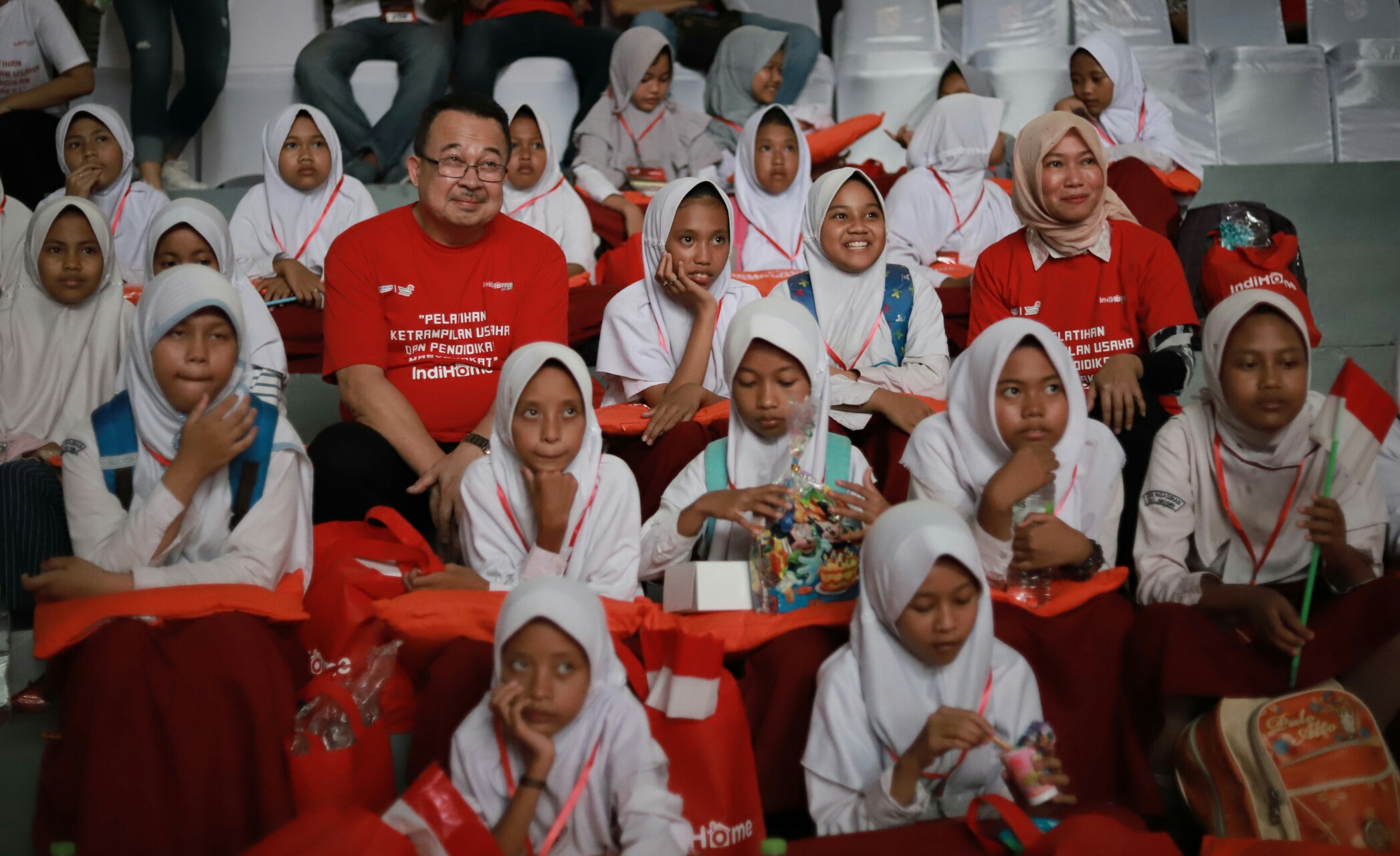 Komisaris Utama Telkom Rhenald Kasali (kiri) bersama Direktur Consumer Service Telkom Siti Choiriana (kanan) dalam sesi pelatihan internet dasar kepada murid Sekolah Dasar program pelatihan keterampilan usaha dan pendidikan masyarakat “IndiHome untuk Indonesia” di Desa Wukirsari, Bantul, Yogyakarta, Senin (9/12).