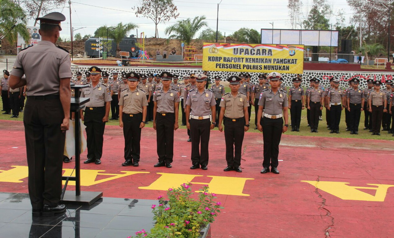 Kapolres Nunukan AKBP Teguh Triwantoro saat memimpin uapacara kenaikan pangkat 100 anggotanya di Lapangan Tri Brata Polres Nunukan, Senin (30/12/2019)