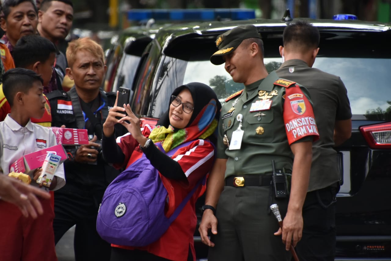 Senyum Ramah Kolonel Sudaryanto Pikat Perhatian Publik