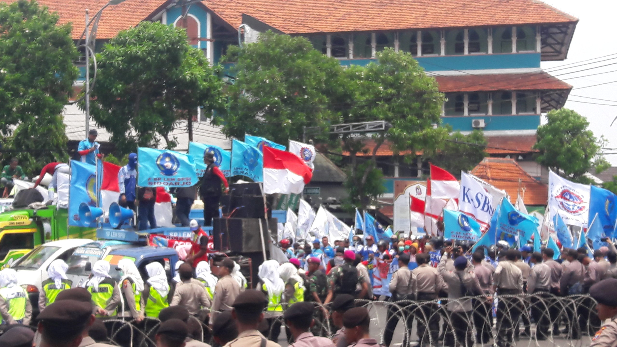 Buruh Jatim Protes Omnibus Law Cipta Lapangan Kerja dan Kenaikan Iuran BPJS