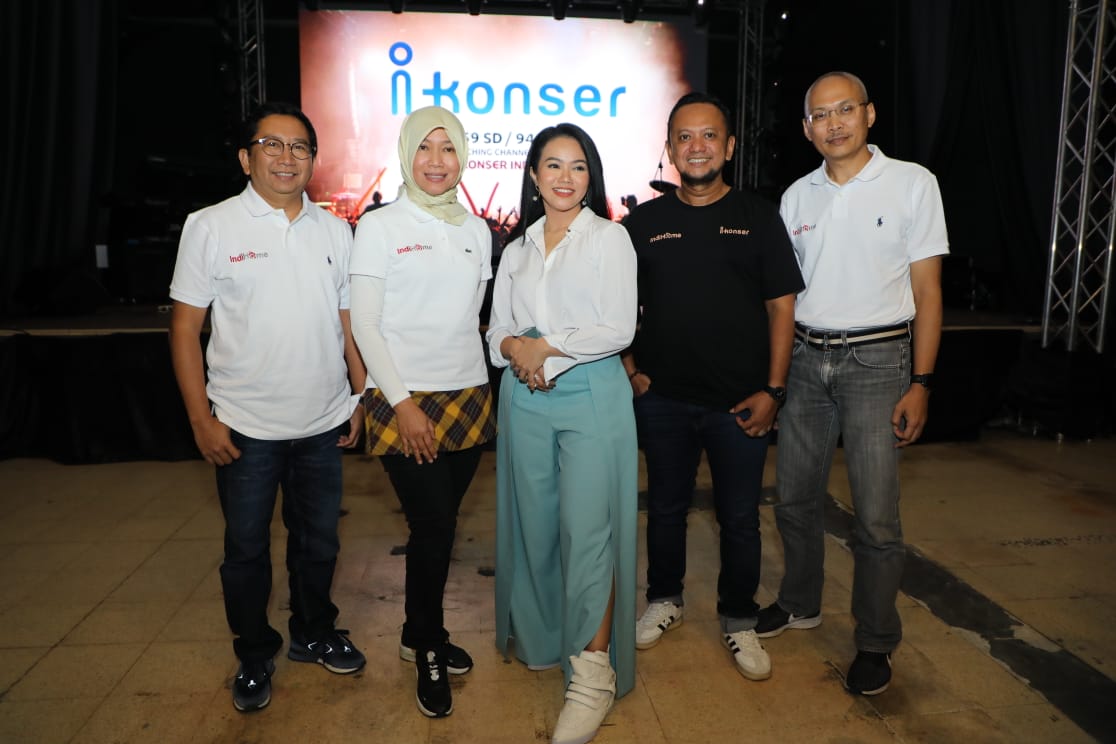 Direktur Consumer Service Telkom Siti Choirina (kedua dari kiri), bersama Direktur Utama Metranet Widi Nugroho (paling kiri), Direktur Rajawali Indonesia Communication Anas Syahrul Alimi (kedua dari kanan), Penyanyi Yura Yunita (tengah), dan Executive General Manager Divisi TV Video Telkom Anak Agung Gede Mayun Wirayuda (paling kanan) saat acara peluncuran i-Konser Channel di Jakarta, Rabu (29/1).