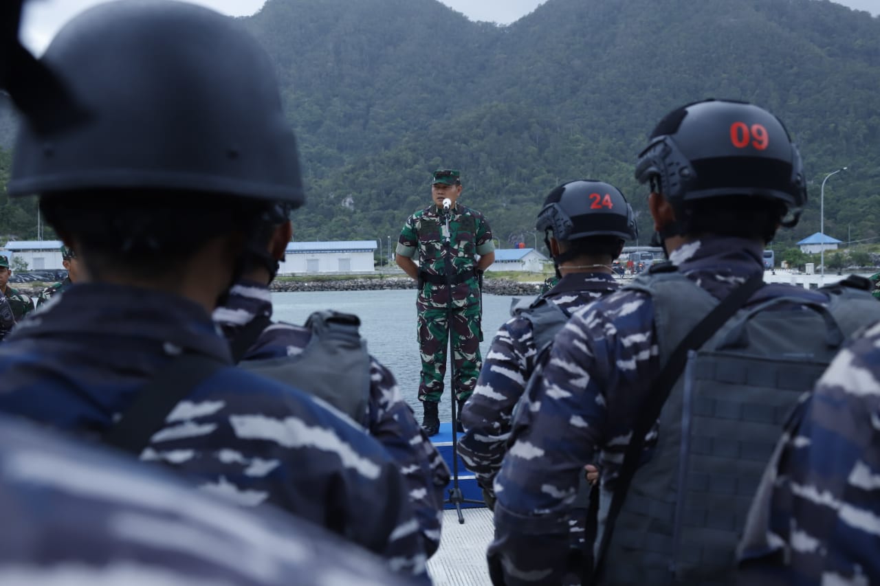 Pangkogabwilhan I memimpin apel gelar Pasukan Pengamanan Laut Natuna. Telah didelegasikan tugas dan wewenang kepada Pangkogabwilhan I untuk gelar operasi  menjaga wilayah kedaulatan Indonesia dari pelanggaran negara asing. Operasi ini dilaksanakan oleh TNI dri unsur laut, udara dan darat. (Foto: Puspen TNI)