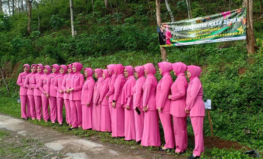 gerakan penghijauan 'Jogo Bumi Reog'. Penyelamatan bumi tersebut dilaksanakan Jumat (10/1/2020) pagi di Dukuh Tapak Jaran Dawetan, Desa Caluk, Kecamatan Slahung, Kabupaten  Ponorogo.