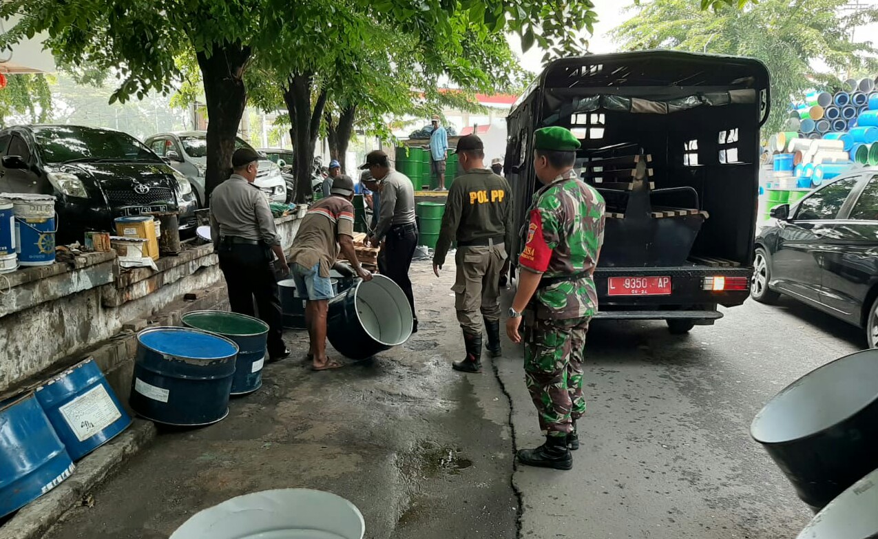 Satpol PP Gandeng Babinsa Tertibkan PKL di Pabean Cantian Surabaya