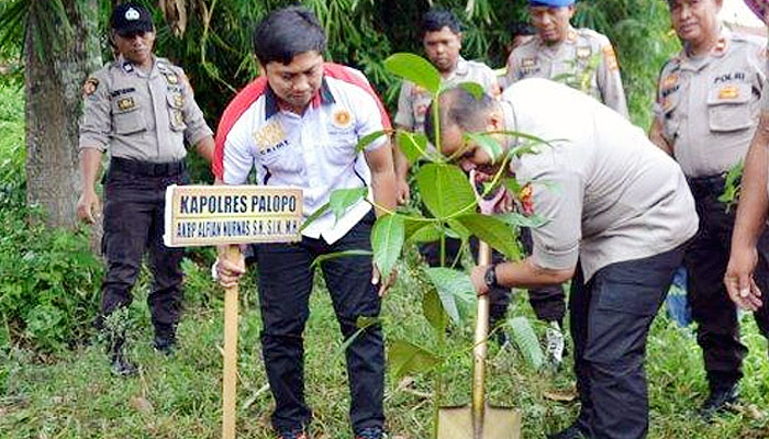 Kapolres Palopo Pimpin Tanam Pohon Serentak