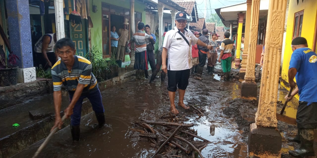 Pembersihan rumah warga akibat banjir bandang (3) (1).jpeg