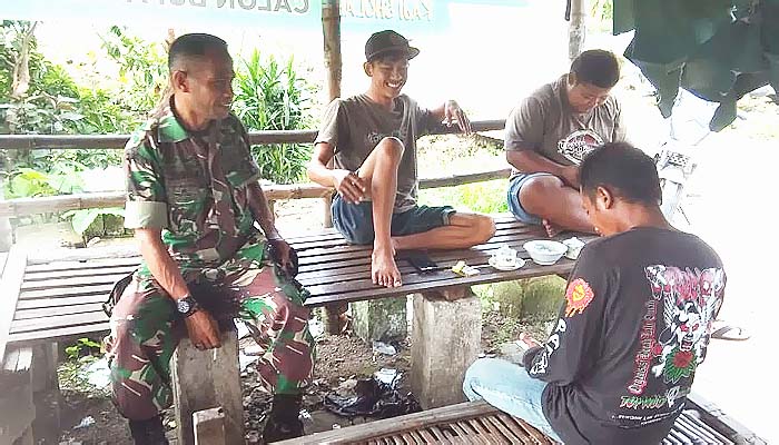 Babinsa Lamongan bersatu dengan masyarakat