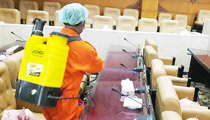 Kantor Dewan Jatim Disemprot Disinfektan Agar Bebas Corona