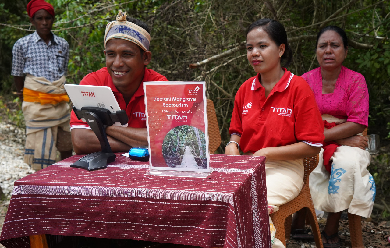 Direktur Jenderal Pembangunan Daerah Tertinggal Kemendesa Samsul Widodo (kanan) menerima simbolis bantuan sarana standardisasi homestay dan jaringan internet TelkomGroup di atraksi wisata Sumba yang diserahkan oleh General Manager Telkom Witel NTT Samsurizal Aruni usai penandatanganan Perjanjian Kerja Bersama (PKB) program Digitalisasi Pariwisata Desa di Waihura, Wanokaka, Sumba Barat, Senin (16/3).