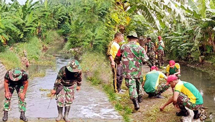 Prajurit TNI Kodim 0803 Madiun Ikut Gotong Royong Membersihkan Kali