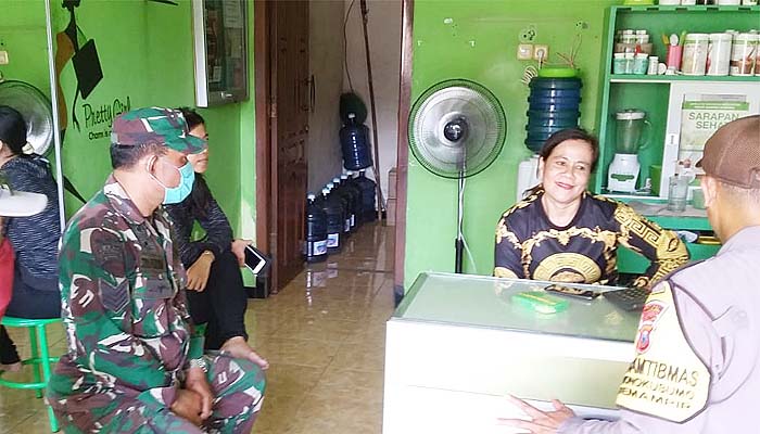 Door to Door, Babinsa dan Bhabinkamtibmas Semampir beri himbauan kepada warga