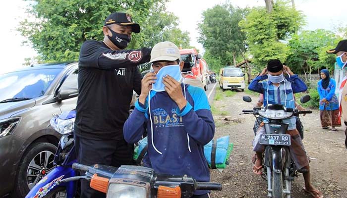 Cegah Covid-19, Disdik Sumenep bagikan seribu masker di perbatasan Sumenep-Pamekasan 