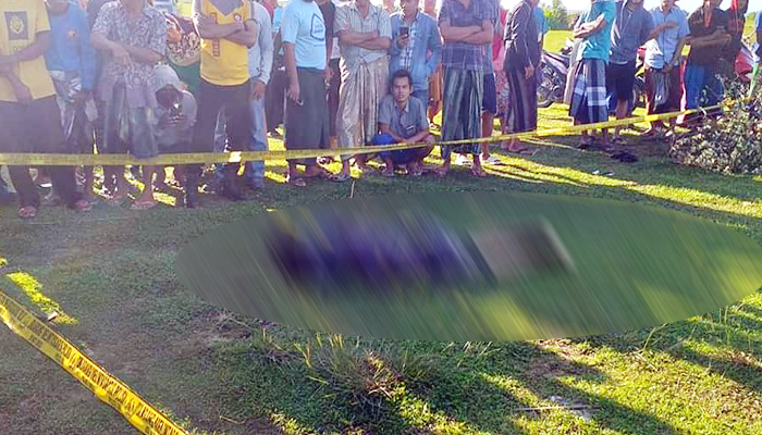 Seorang anak muda tewas tergeletak di lapangan Camplong Sampang, di sampingnya ada sepasang sandal wanita.