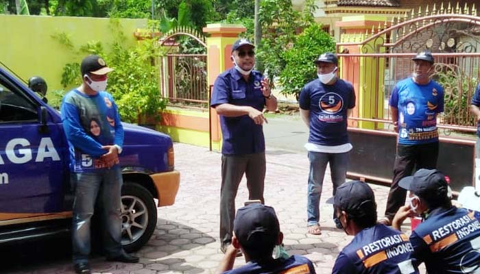 Politisi Nasdem serahkan mobil siaga bagi masyarakat Trenggalek, di samping cegah Corona