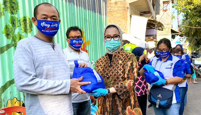 Demokrat peduli dan berbagi terus bergulir sebar ribuan sembako di Surabaya.