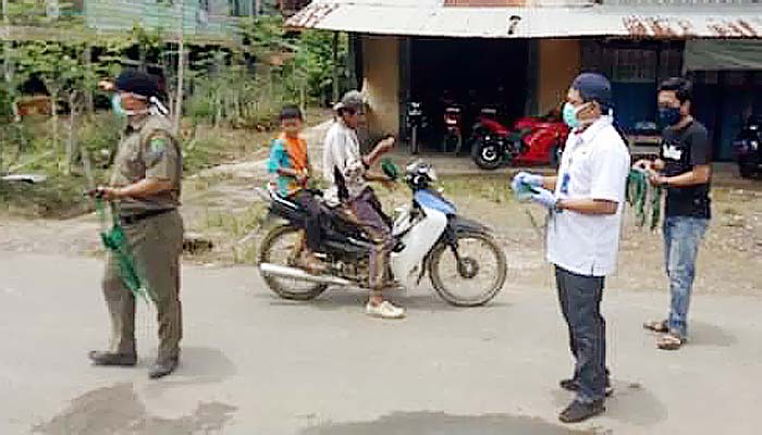 Gugus Tugas Covid-19 bagikan masker dan jamu kepada warga perbatasan.