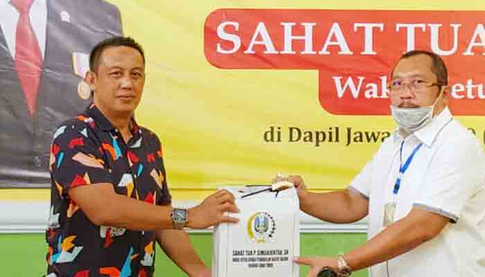 Turun Dapil IX, Wakil Ketua DPRD Jatim Berbagi Masker Dan Hand Sanitizer