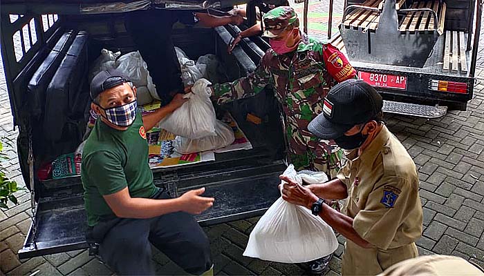 Babinsa Benowo kawal penyaluran paket sembako dari pemkot Surabaya.