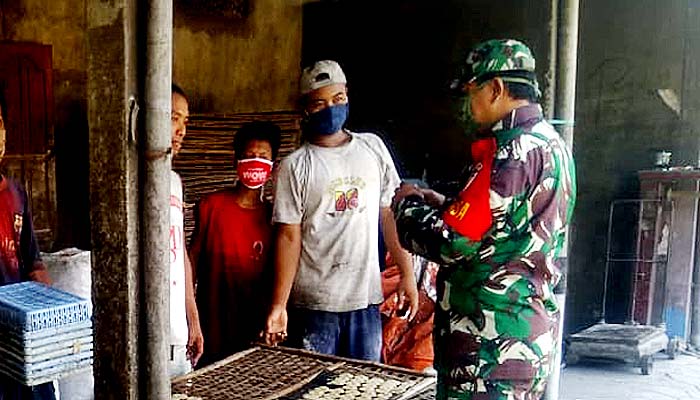 Babinsa Desa Ngampel, blusukan menghimbau warga terus kenakan masker, tangkal Covid-19. 