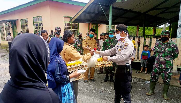 Polres Bener Meriah bersama Kodim 0106 AT/BM salurkan bansos