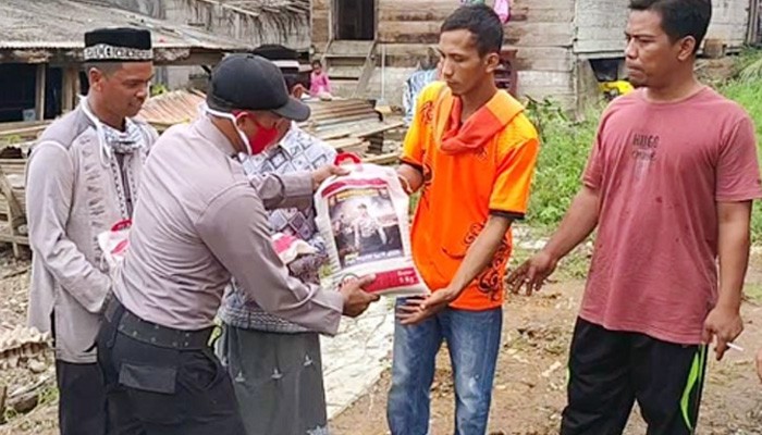 Brigadir Irvan bersama istri bergerak cepat menyalurkan bantuan masa panik bagi para korban kebakaran