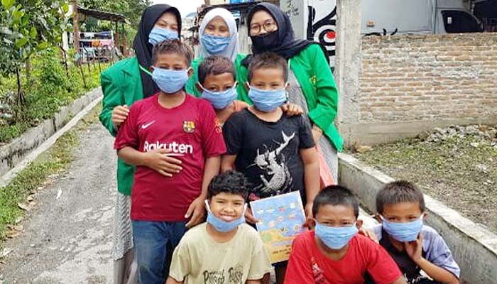 KKN mahasiswa Unimal Lhokseumawe lakukan sosialisasi dan pembagian masker