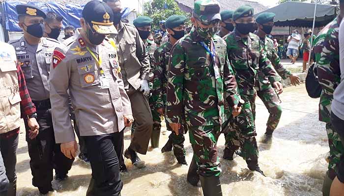 Kapolda Aceh bersama Plt Gubernur dan Pangdam IM tinjau lokasi banjir Aceh Tamiang.