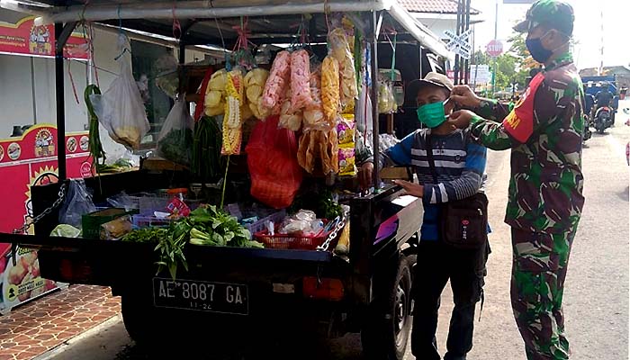 Cegah Covid 19, Babinsa Pangongangan bagikan masker gratis ke penjual sayur keliling,