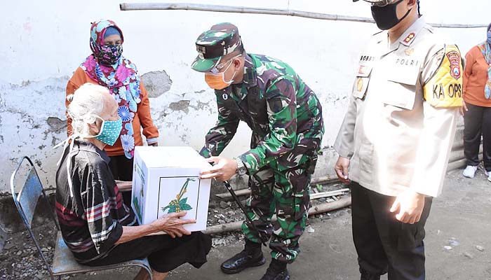 Dandim dan Kapolresta Madiun bagikan sembako