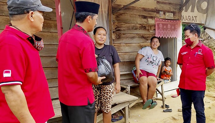 Peringati hari lahir Pancasila, PDIP Nunukan bagikan sembako.