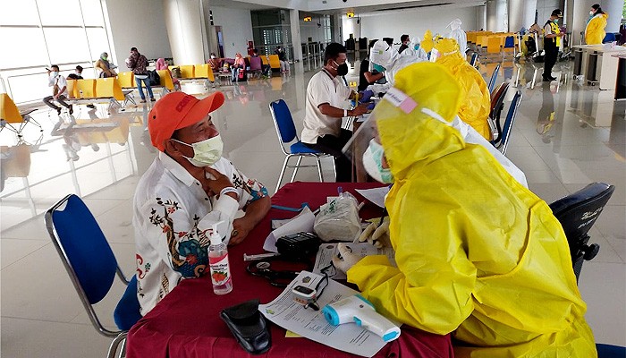 Baru datang, 152 pekerja migran asal Malaysia jalani rapid test masal.Rapid Test pada Pekerja MIgran Asal Malaysia