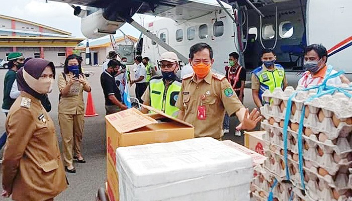 Ribuan ton kebutuhan pokok siap diterbangkan dari Nunukan ke Krayan. 