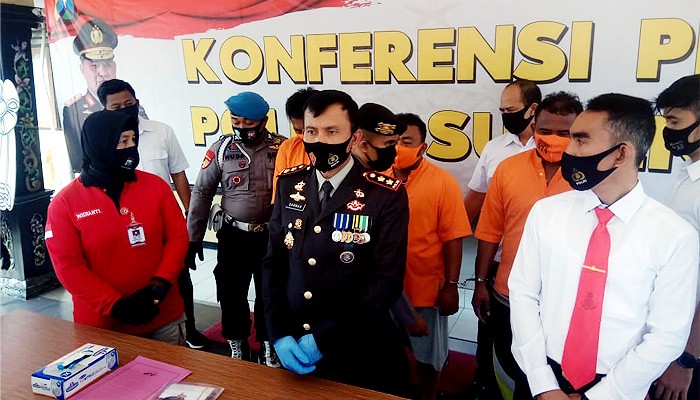 Tiga orang ditetapkan tersangka kasus OTT Pasar Lenteng, Polisi sita uang 17,3 juta.